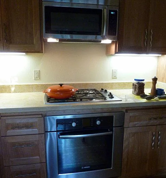 Both range and oven use natural gas.
