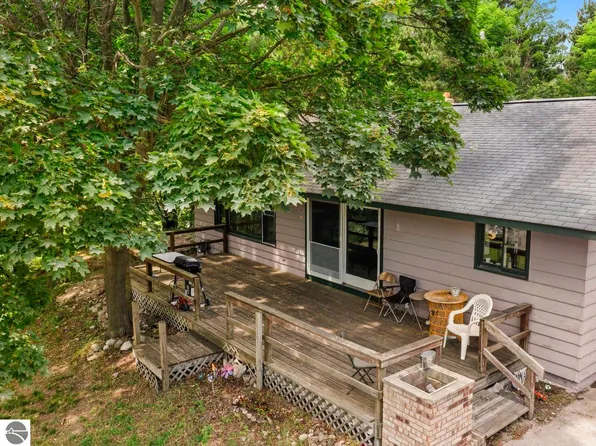 895 Eden Hill Rd, Beulah, MI 49617