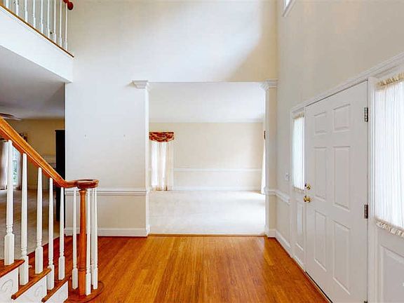 3rd image of 4907 Centerway Dr