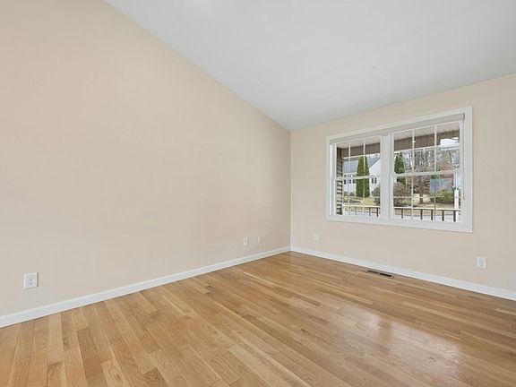 5th image of 9 Bryant Ln Unit 9