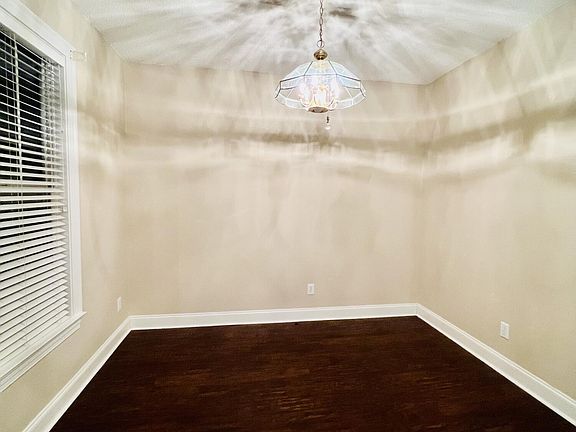 3rd image of 3600 Willow Run Dr