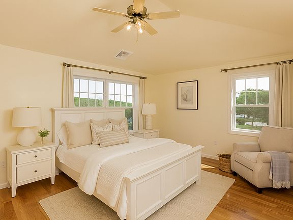 Spacious bedrooms, high ceilings, and large closets.