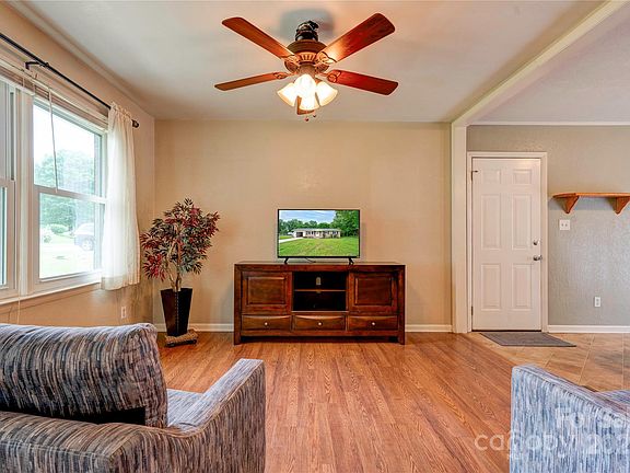 5th image of 405 Meadow Ln