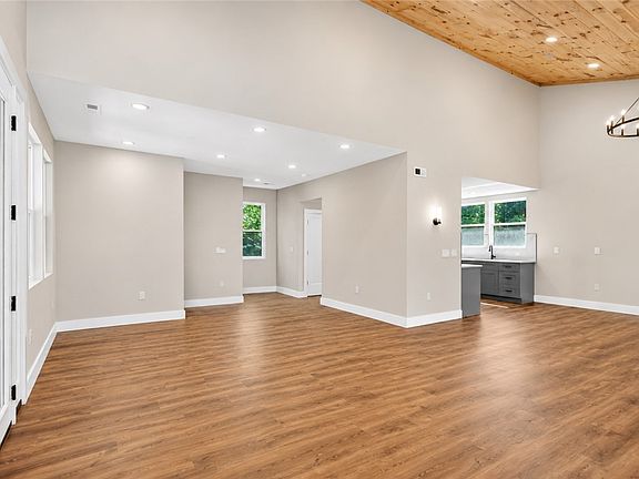 4th image of 418 Tiger Ln
