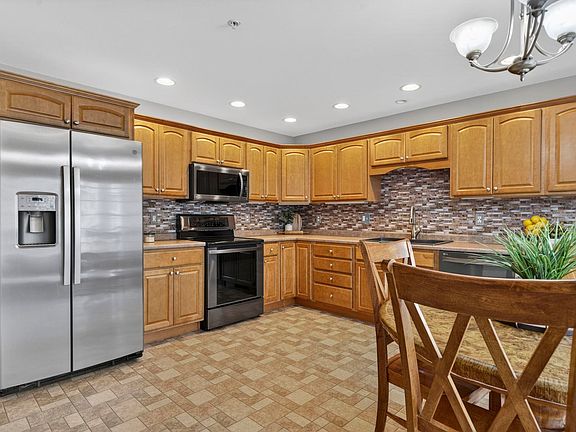 4th image of 15 Shaker Heights Lane