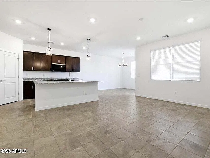 3 bed, 2.0 bath, 1370 sqft, $2,000 — Photo 2