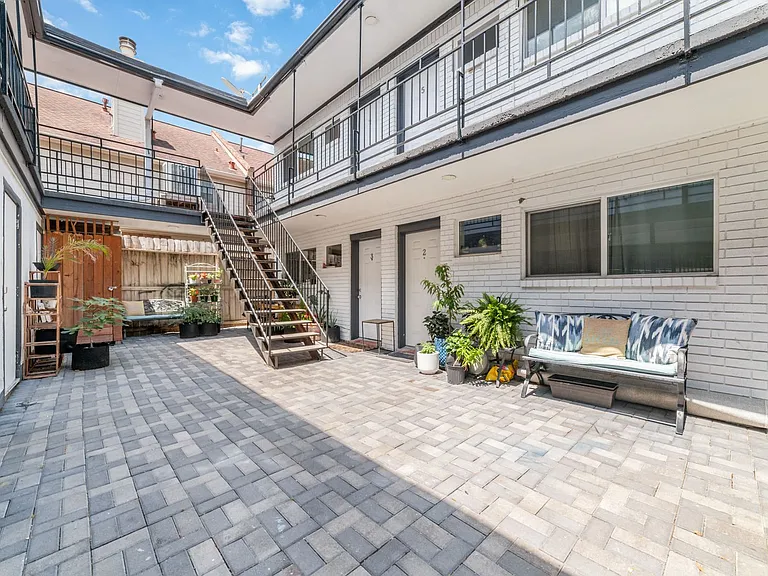 1424 Marshall — Photo 30