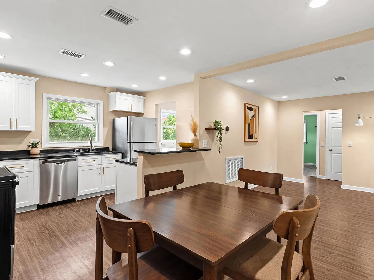 3 bed, 1100 sqft, $3,995 — Photo 2