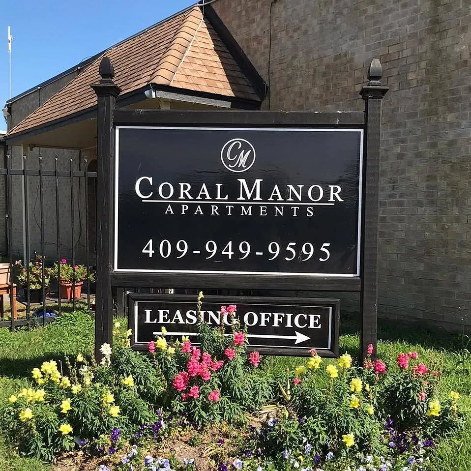 Coral Manor Apartments — Photo 1