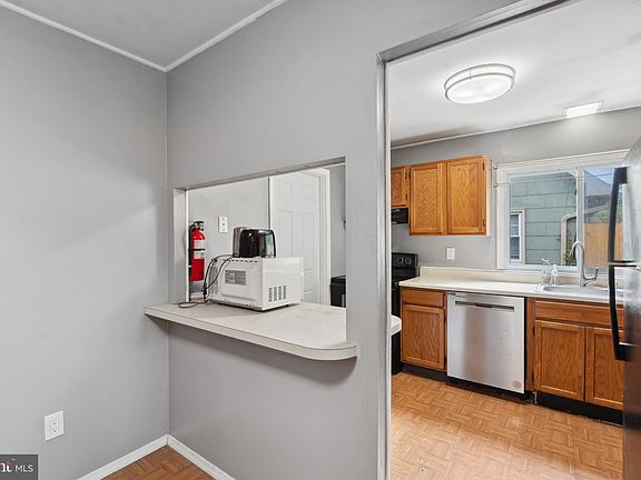 5th image of 215 Somerset Dr
