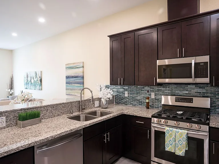 Pacific Heights Apartments — Photo 18
