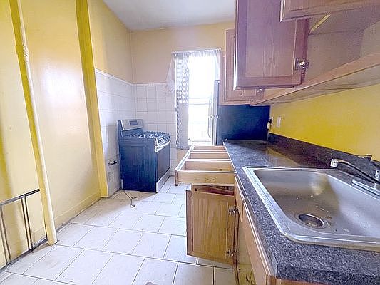 2nd image of 767 Park Pl #4L