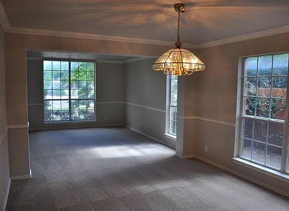 3rd image of 2801 Oakwood Glen Dr