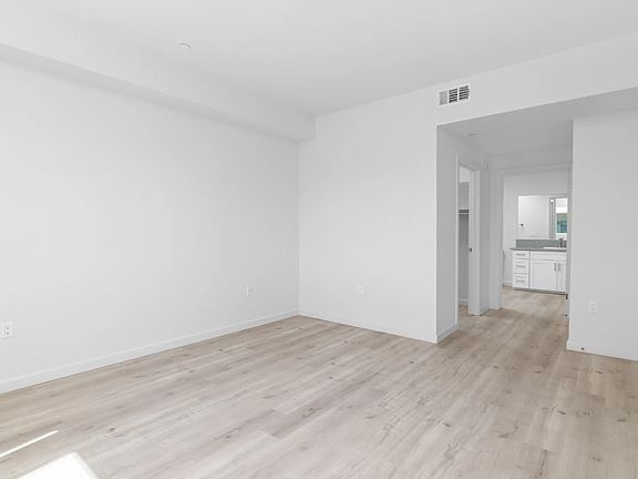 5th image of 301-15810 Saticoy St