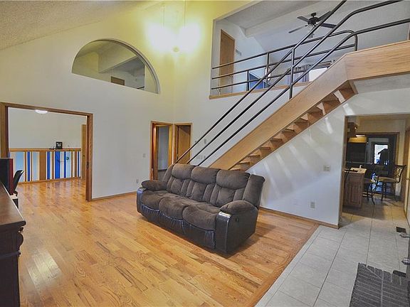 4th image of 10 Tamworth Cir