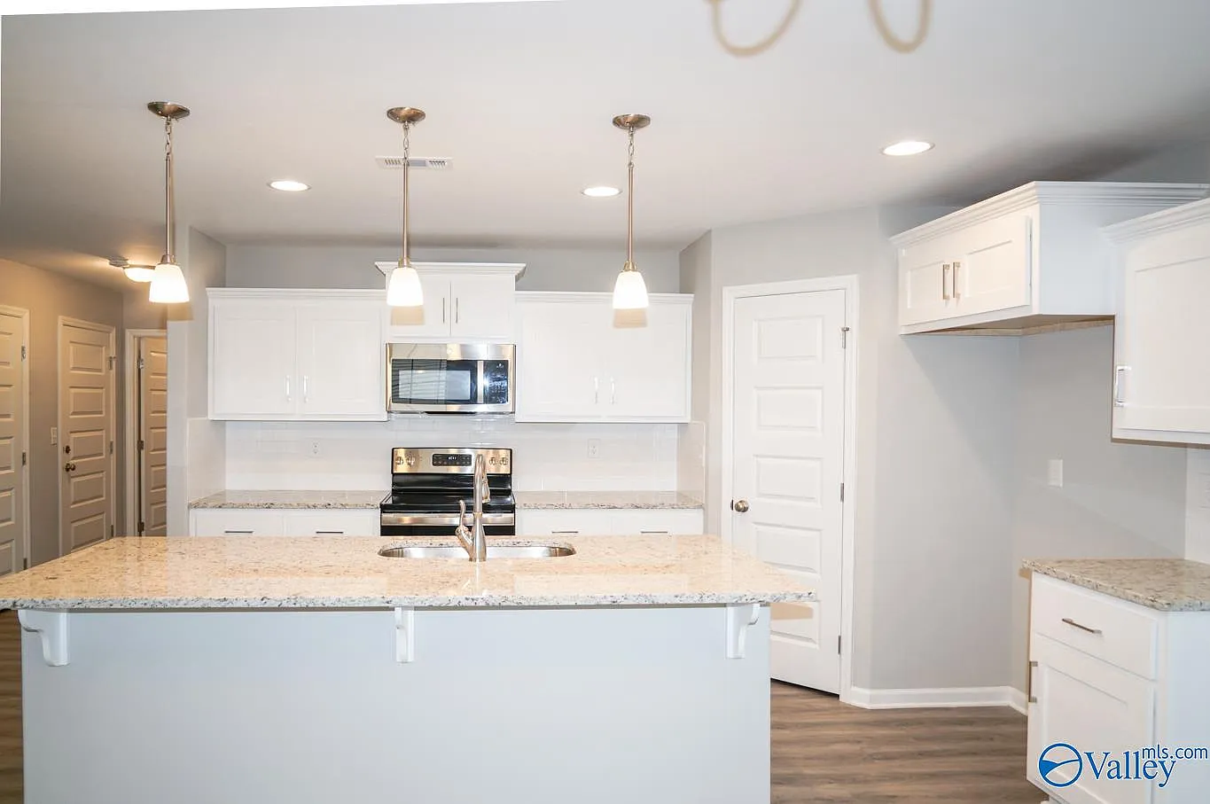 4 bed, 2.5 bath, 2377 sqft, $2,100 — Photo 4