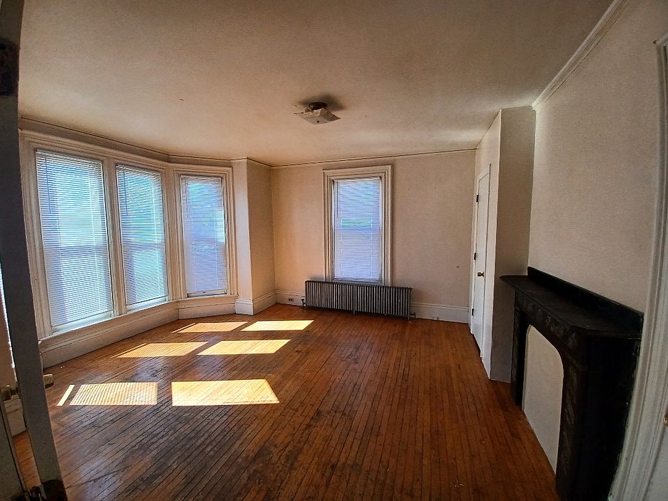 1st image of 427 Essex St APT 1