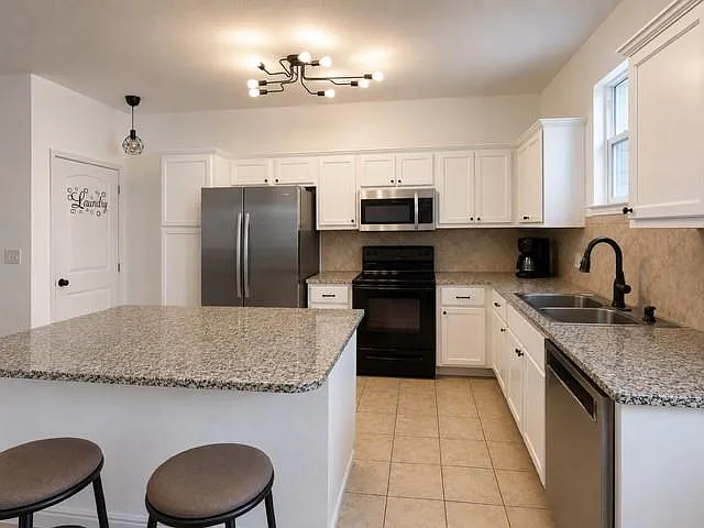 402 Crater Lake Dr — Photo 6