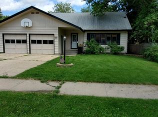 912 10th St NW, Minot, ND 58703