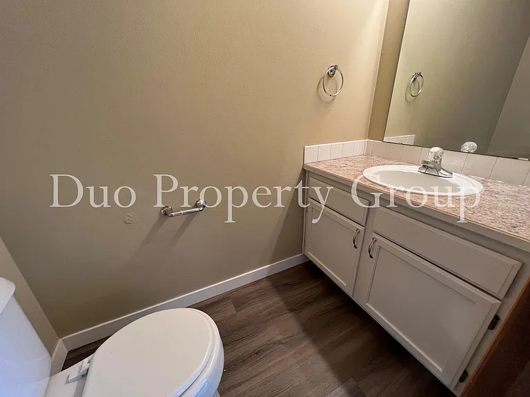 611 S 41st Ct — Photo 3
