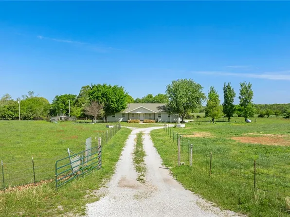 727 Banner Rd, Goodman, MO 64843