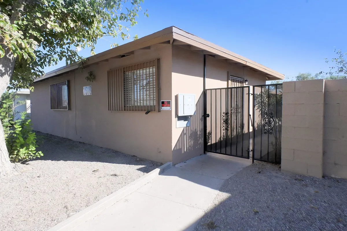 Building Photo - 2608 E Mesquite Ave #3