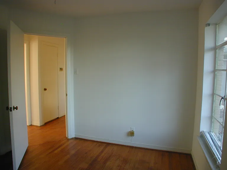 Back bedroom which is similar to front bedroom with one closet