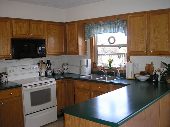 Fully Applianced Kitchen