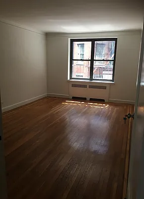 Rented by Siderow Residential Group | media 17