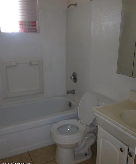 2633 W Belmont Ave #4 — Photo 5