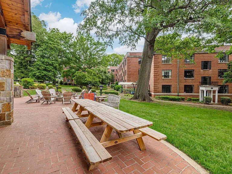 Cameron Court Apartments — Photo 36