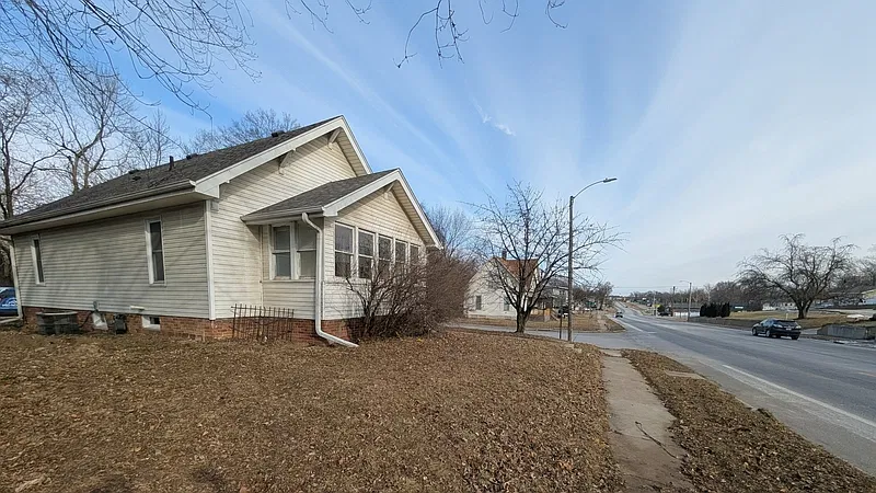 2 bed, 1.0 bath, 912 sqft, $1,345 — Photo 2