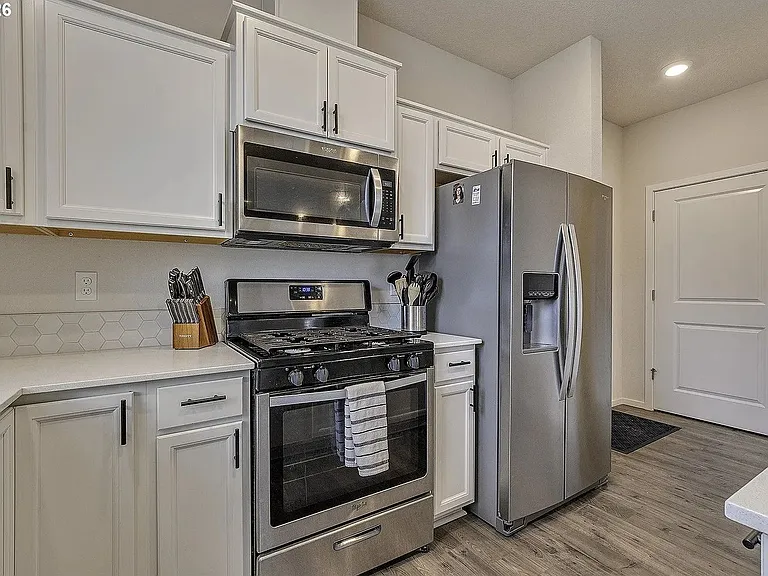 898 N 18th Ave — Photo 10