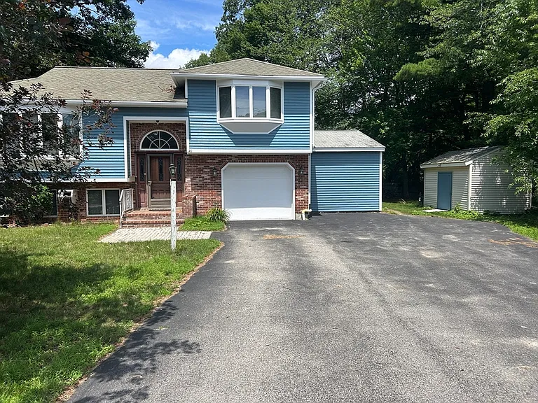 20 Breeze Dr — Photo 2