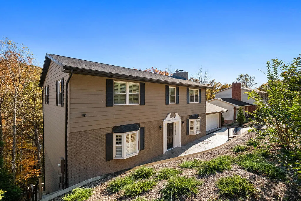 4 bed, 3.5 bath, 3700 sqft, $4,000 — Photo 3