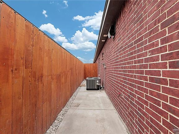 5th image of 805 Hidden Hills St #1