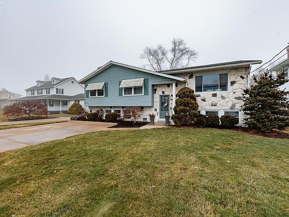 3rd image of 807 Cleveland Rd W