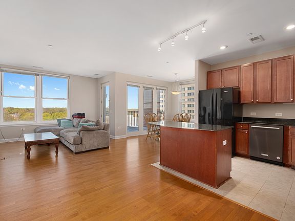 4th image of 1124 Lake St Unit 502