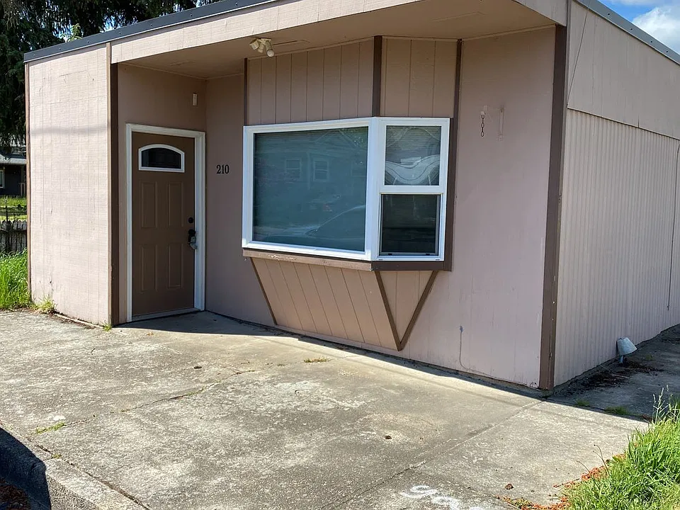 210-212 1/2 Woodson Ave