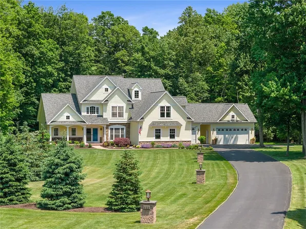 550 W Creek Dr, Webster, NY 14580