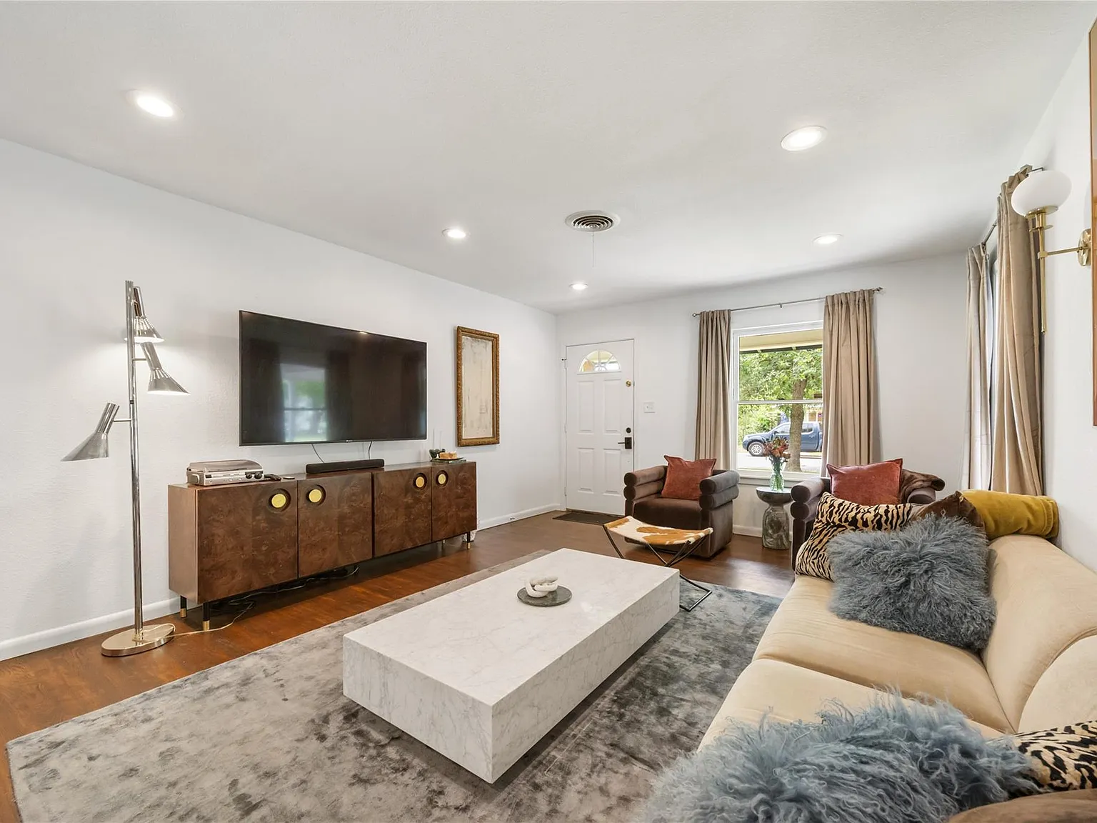 2 bed, 2.0 bath, 1031 sqft, $3,700 — Photo 2