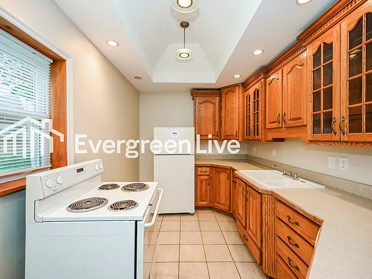 5569 Raceview Ave — Photo 6