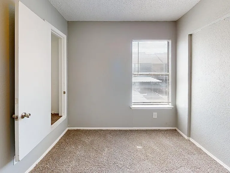 Davis Square Apartments — Photo 25