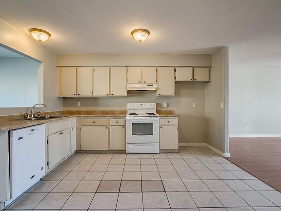 3rd image of 2312 E Isabella Ave