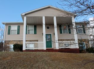 800 Southwoods Dr, Blacksburg, VA 24060