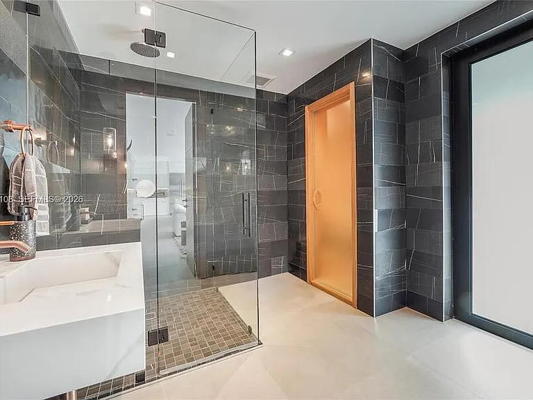 60 Shore Dr W — Photo 11