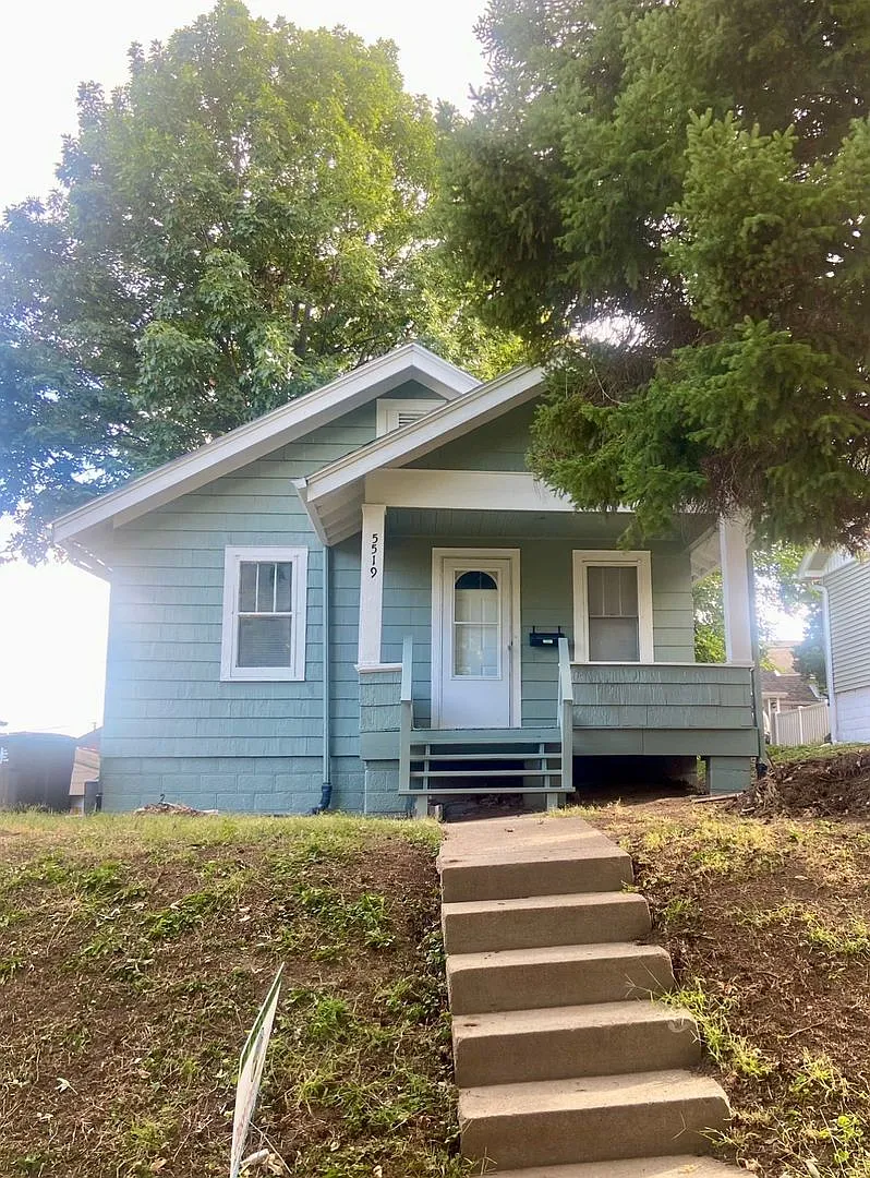 ** Free Rent For Rest Of September With A Signed Lease And Paid Deposit** — Photo 1