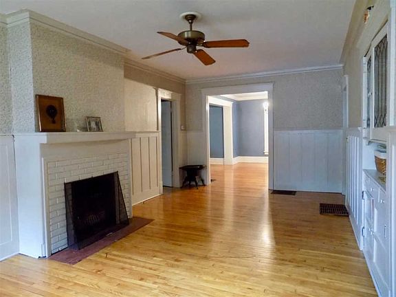 5th image of 220 Paris Ave