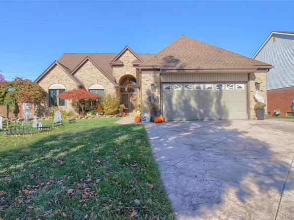 26630 Coachlight St, Woodhaven, MI 48183