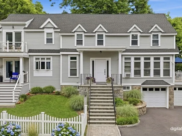 3 Galloupes Ter, Swampscott, MA 01907